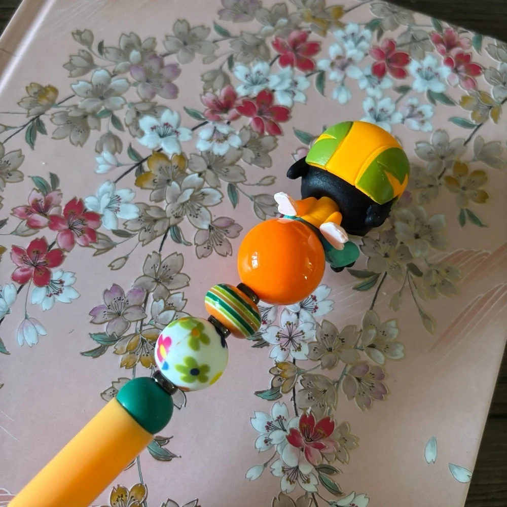 Disney Doorables: Mickey & Friends: Goofy roller skates handmade beaded pen